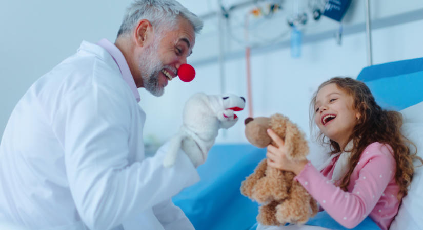 Gyerekkor a kórteremben: így oldják a szorongást a bohócdoktorok