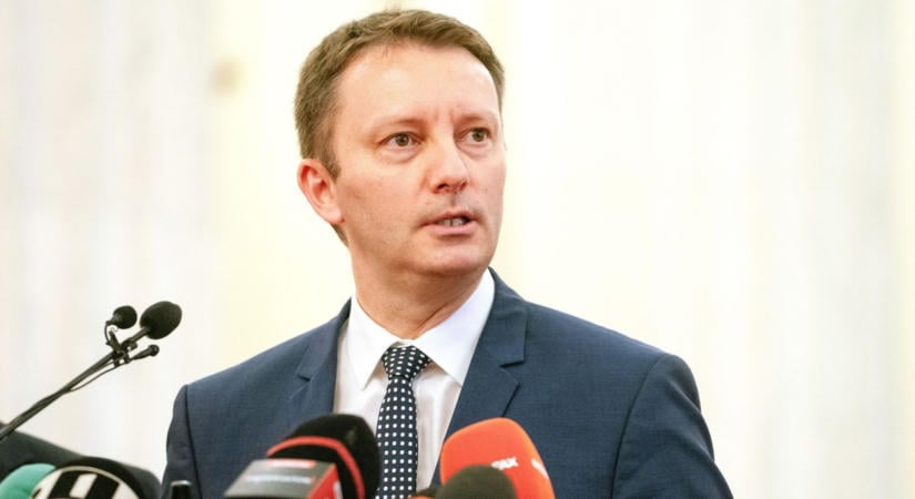 Fenyeget a Fitch: komoly bajban van szomszédunk, bóvliba vághatják Romániát – csak így kerülhetik el a bajt