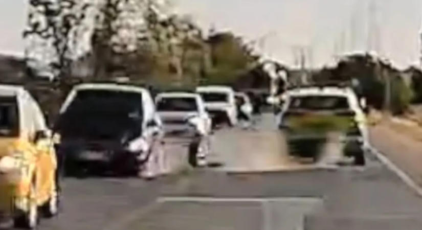 Videón, ahogy a Mercedes leszakadt kereke eltalálja a taxit!