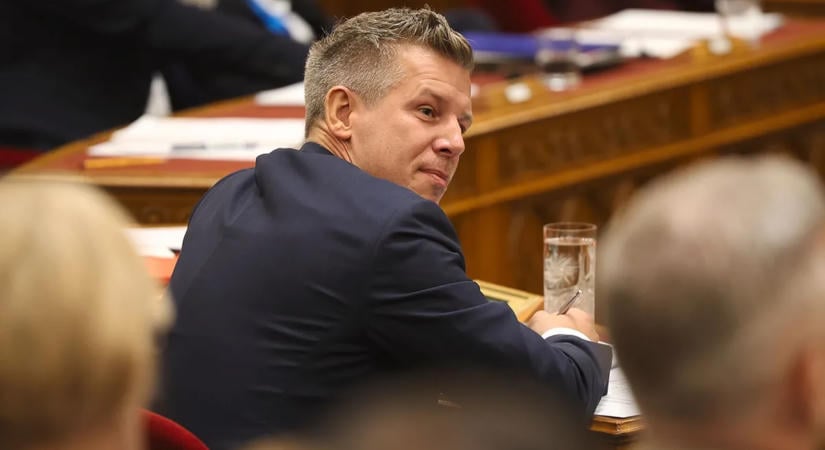 Botrányos jelenetek a parlamentben, Bujdosó Andrea Toroczkai Lászlóékkal kiabált