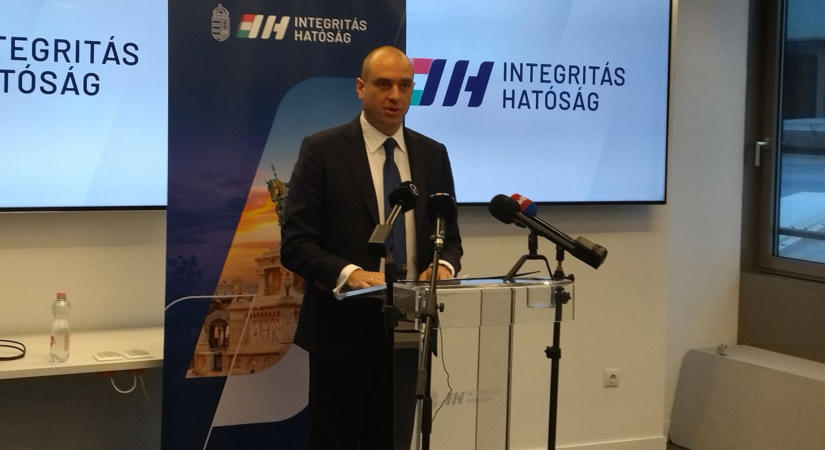 Uniós mérföldkőbe rúghat az Integritás Hatóság elnökét meneszteni próbáló Windisch László