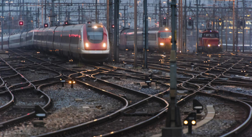 Felsővezeték-szakadás miatt az egyik vasúti fővonalon fennakadások vannak