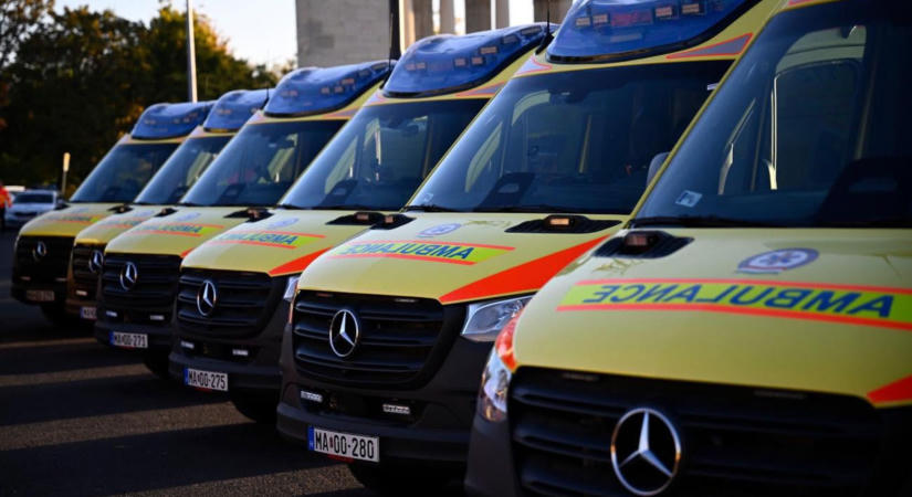 Nyomozók szálltak ki az OMSZ-hez, a mentőautó-beszerzések iratait foglalhatták le