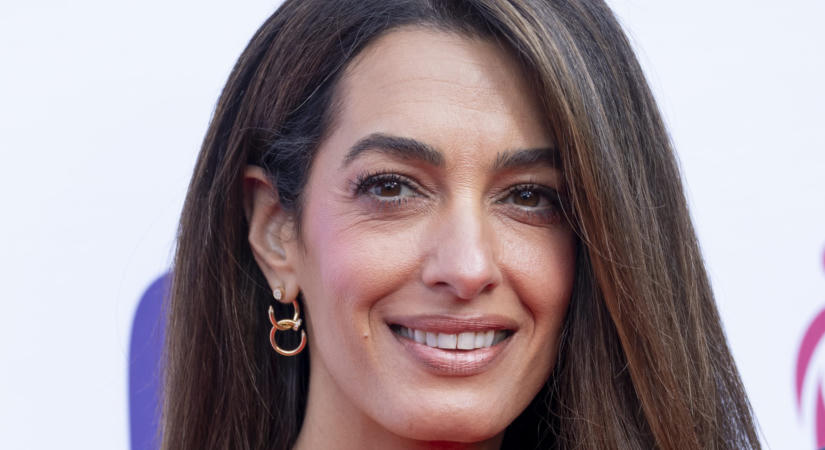 Leesik az állunk Amal Clooney hófehér ruhájától: George Clooney oldalán tündökölt Olaszországban