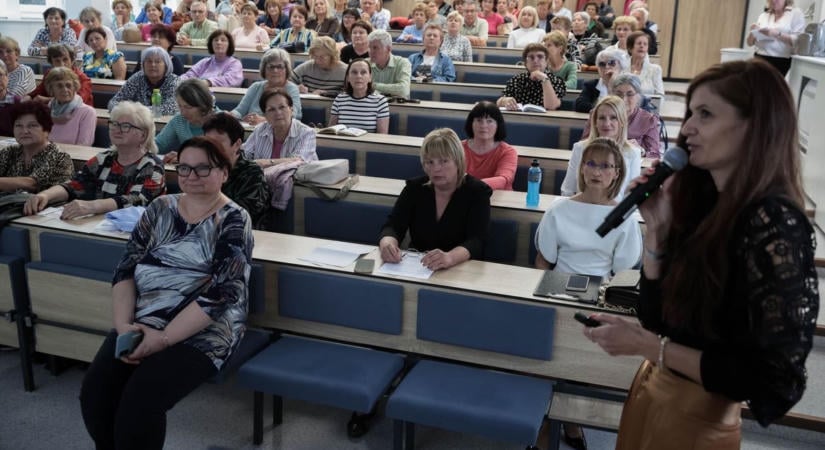 A dalai lámától Mohácson át az idősellátásig – újra megteltek a padsorok a Senior Akadémián (galéria)