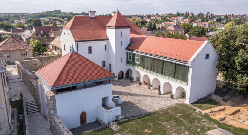 Látványos kiállítás nyílik a baranyai várkastélyban