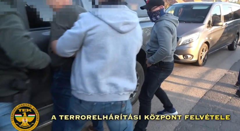 Lecsapott a TEK Dobozon: fegyvereket és lőszereket foglaltak le