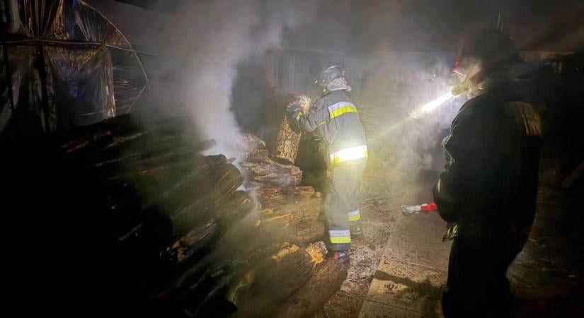Azonnal tárcsázták a katasztrófavédőket Kisújszálláson, mikor meglátták a lángoló kupacot