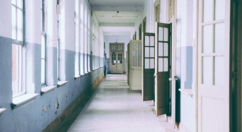„Véres péntek”: Több ezer rendőr járta végig a lengyel iskolákat