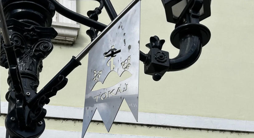 Fémzászlókat loptak el Tokaj belvárosában