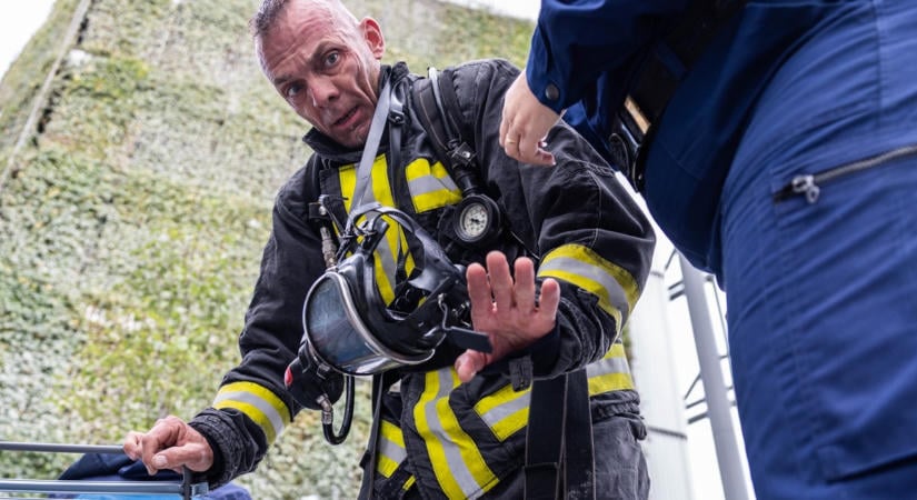 Légzőkészülék és arcmaszk, 672 lépcsőfokot futottak felfelé a tűzoltók a toronyban - Fotók