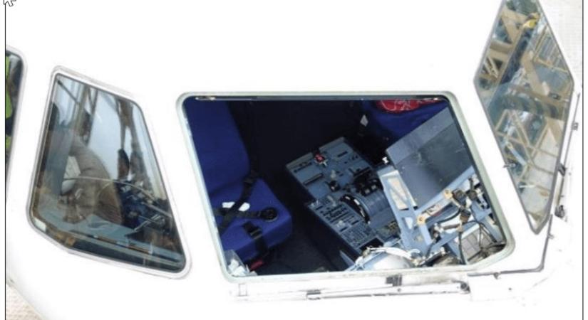 Kiszakadt az ablak a repülőn 9 ezer méter magasan: kirántotta a pilótát a légörvény