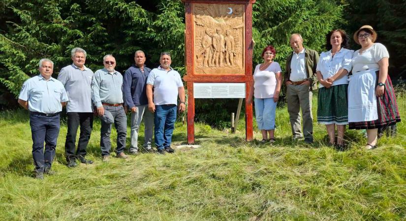 A Poszkár-tetőn avatták fel az „ozsdolai betyárok” domborművét