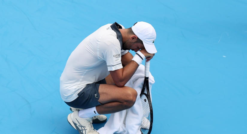 "Nem ez volt az első" - Összeesett és a törölközőjébe hányt Novak Djokovics