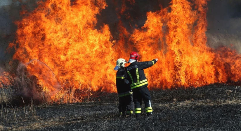 Bálák kaptak lángra a hajdú-bihari határban, egy lakókocsi is kigyulladt