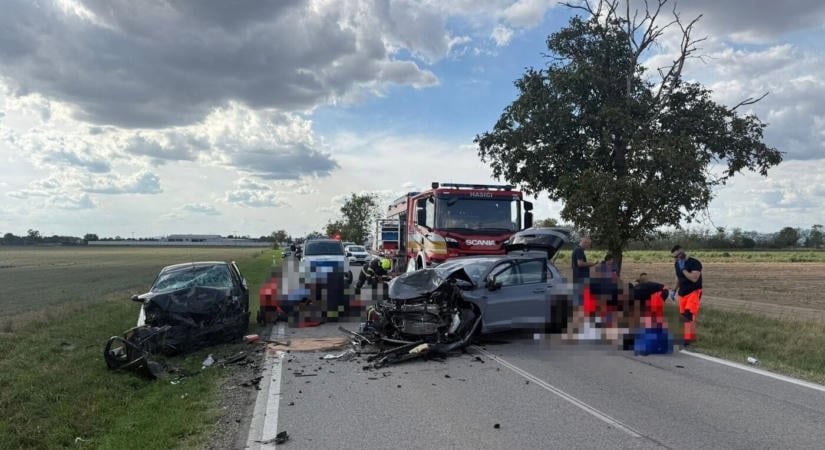 Brutális baleset: frontálisan ütközött két kocsi, többen életveszélyesen megsérültek
