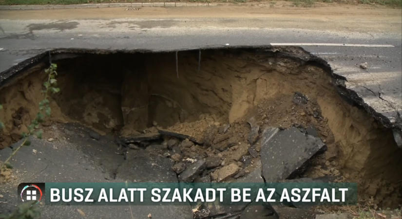 Utasokkal teli busz alatt szakadt be az aszfalt Budapesten
