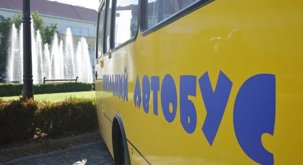 Újabb iskolai buszokkal bővült a flotta: 5 kárpátaljai kistérség kapott új autóbuszokat