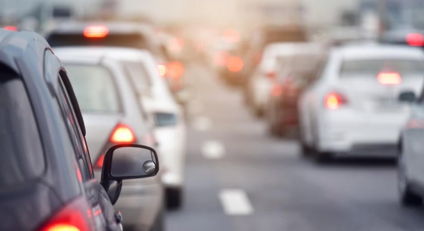 Szörnyű buszbaleset történt az M5-ös autópályán, a tűzoltók is a helyszínen