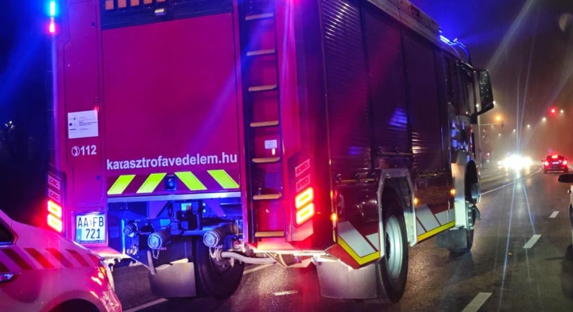 Füstölni kezdett egy kamion az M86-oson, Uraiújfalunál