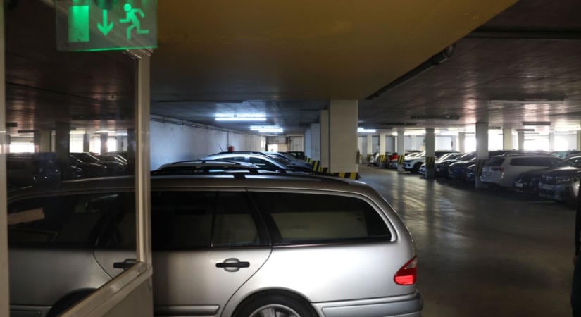 Hajléktalanok vertek tanyát a parkolóházban, vécének használják a falat – egyre nagyobb a felháborodás Kaposváron