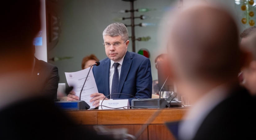 Vajon mióta tudta Ágh Péter, hogy közel 800 milliárd forinttal árazták túl az M86 és M87-es utak megépítését, és mióta haknizott a fejlesztéssel ennek a tudatában?