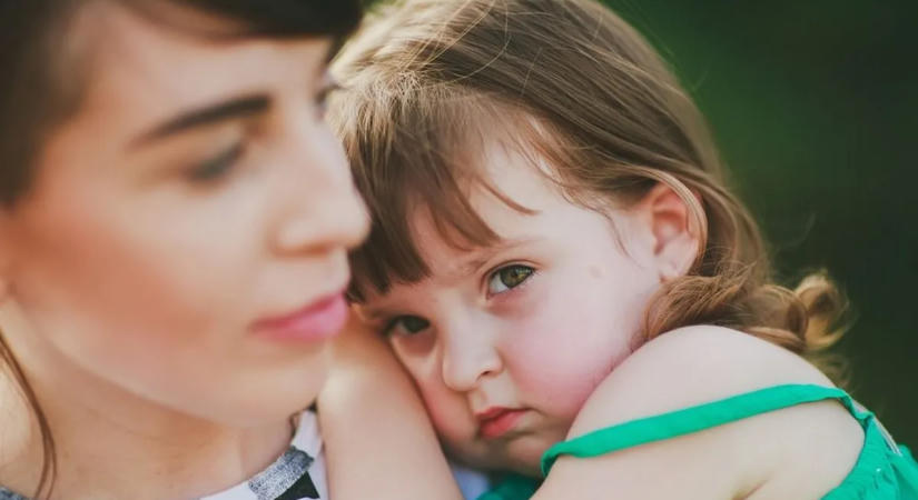 Örökbefogadással mentette meg testvéreit a 21 éves fiatal nő: saját jövőjét adta fel értük