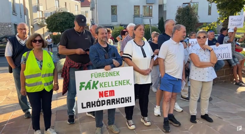 Luxuslakóparkok és a túlzott beépítés miatt tüntettek Balatonfüreden