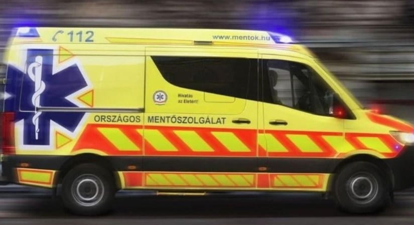 Árokba sodródott egy autó az M1-esen - Egy embert a tűzoltók mentettek ki a járműből, mentők a helyszínen