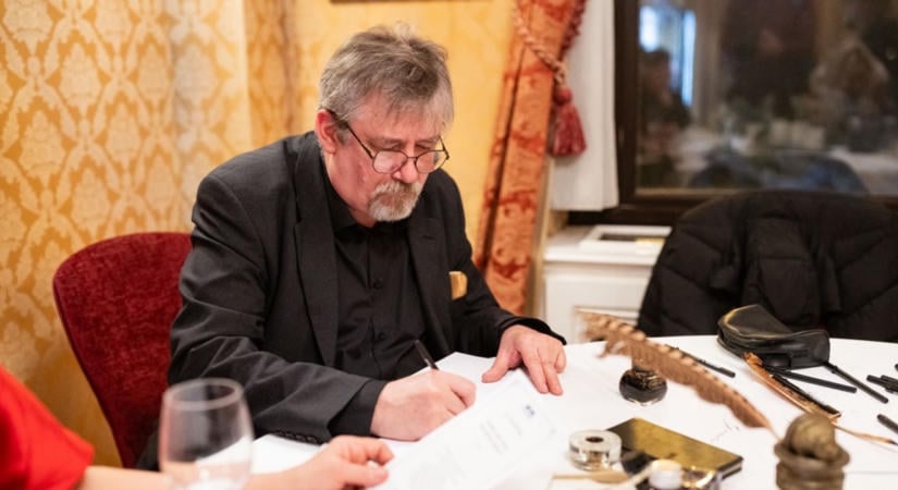 Kiderült, ki készítette Magyar Péter különleges vatikáni ajándékát, csak néhány napja volt rá: „Ez egy mentális harcművészet”