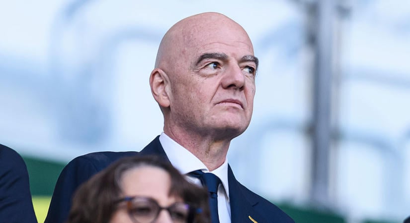 Óriási bajban a FIFA elnöke: a hazája is elfordult tőle