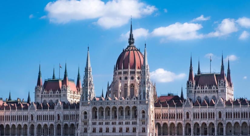 Akár vezetőszáron is várják Matolcsy Györgyöt a parlamentben