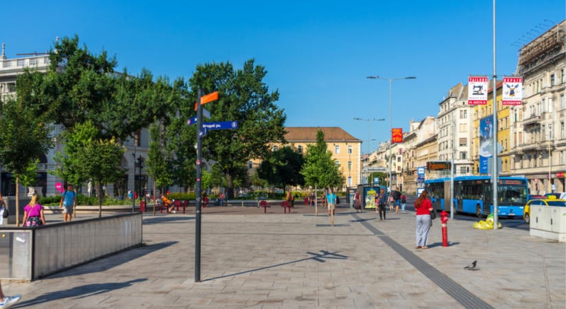 Betelt a pohár a Blaha Lujza téren: rendőrök és közterületesek járőröznek majd