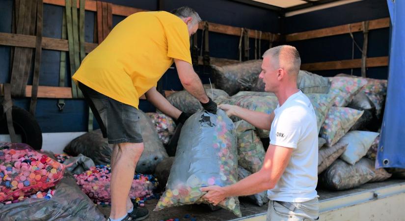 Közel két tonna kupakot gyűjtöttek a beteg rimóci kislány támogatására
