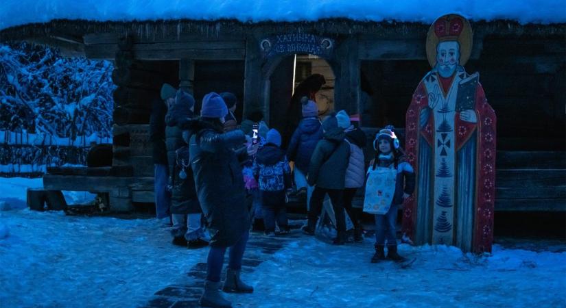 A gyerekek levelet írnak a Télapónak, és azt kérik, hogy az apjuk élve térjen haza a frontról