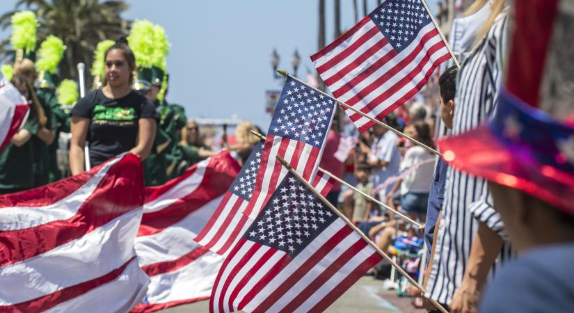 Amerikai színekben pompázik a Lánchíd: a 250. születésnapját ünnepli az Egyesült Államok