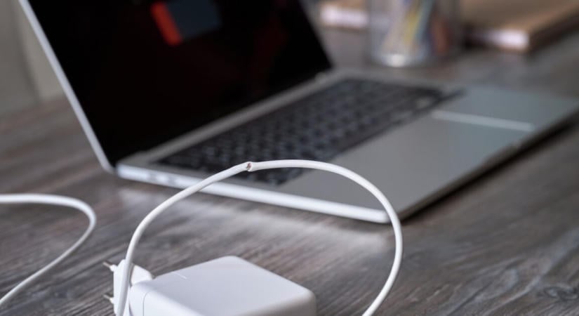 Ne használd tovább, ha ezt tapasztalod a laptop töltődön