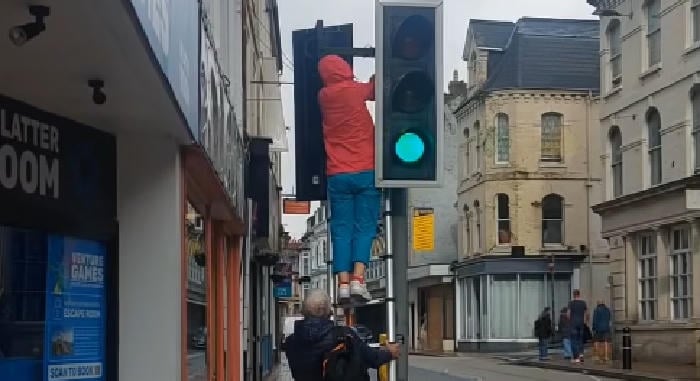 Nyugdíjasok rongálnak jelzőlámpákat, az ok nevetséges
