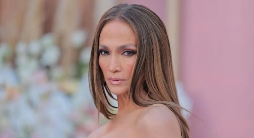 Felismernéd az utcán? Jennifer Lopez smink nélkül mutatta meg magát – videó