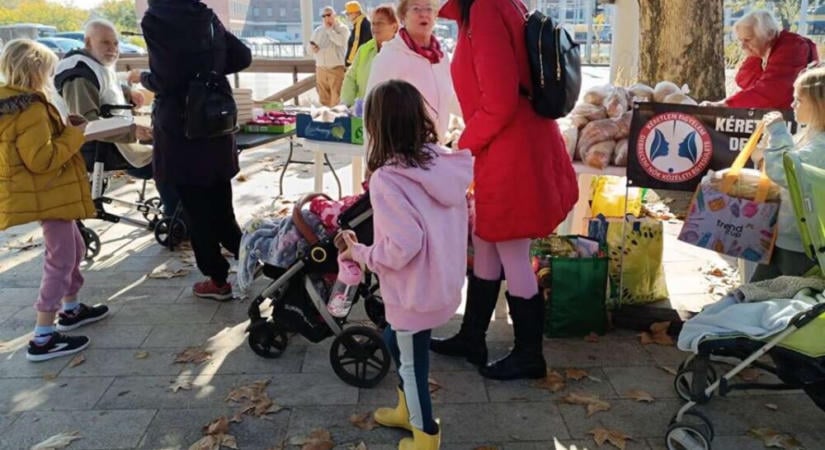 „Szégyellem, hogy öregségemre sorba kell állnom ételért” – Ingyenes ételosztás „kéretlenül” Debrecenben