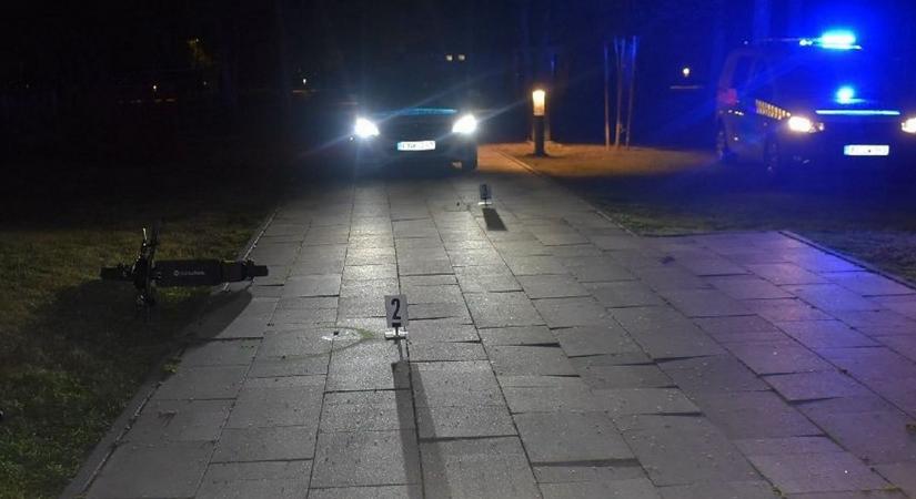 Bukósisak nélkül száguldó 12 éves rolleres gázolt idős nőt este 10 után Balatonbogláron, az áldozat súlyosan megsérült