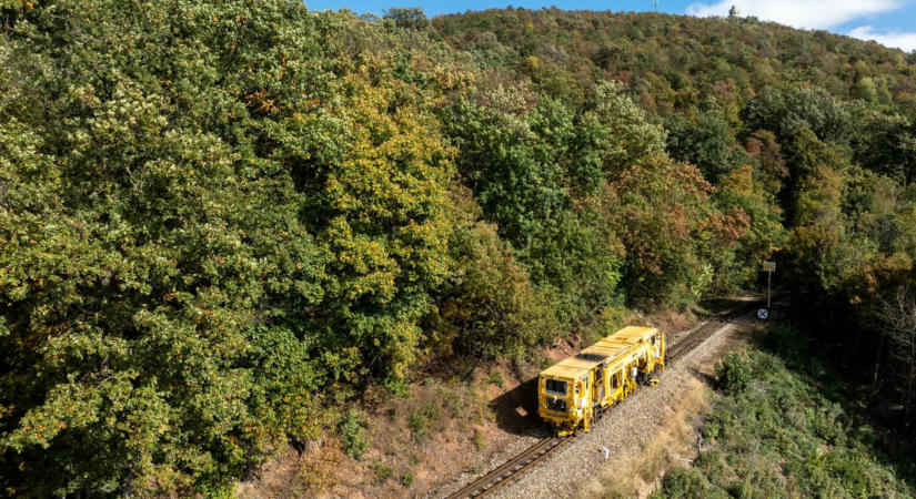 Huszonnyolc kilométeres szakaszon dolgoznak a szakemberek a Miskolc–Hidasnémeti vasútvonalon