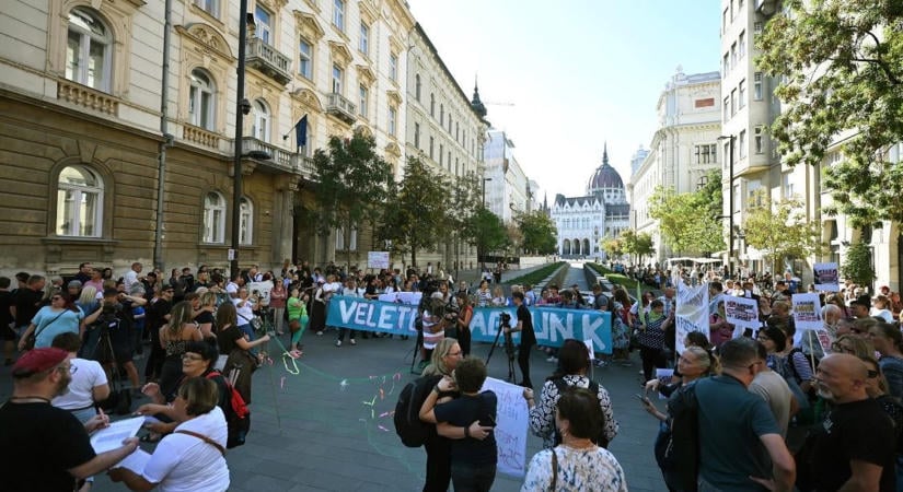 Béremelésért tüntettek a szociális szektorban: Magyar Péter szerint a 25 százalék is kevés lenne