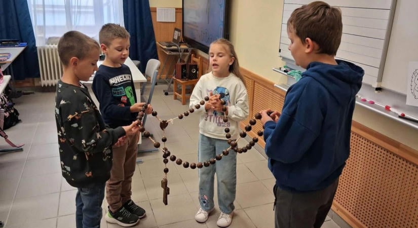A csornai katolikus iskola diákjai egymillió gyerekkel együtt imádkoztak
