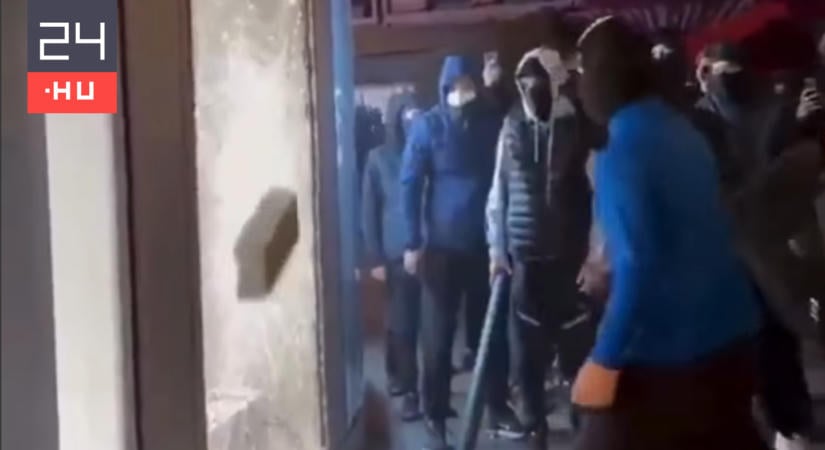 Egy kínai üveggyártó cég ingyen reklámot csinált a párizsi zavargásokból