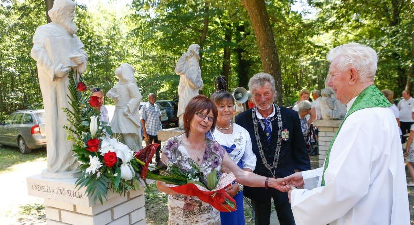 Fegyveresek a Peruskánál - Szobrot állíttattak az erdei kápolnánál a pedagógusok is - fotók