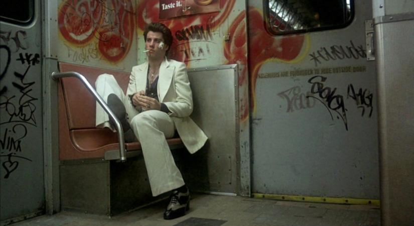 Elárverezik John Travolta legendás fehér öltönyét