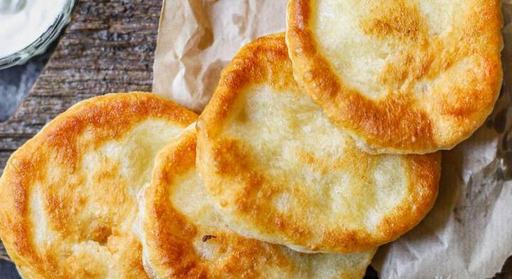 Házi lángos air fyerben sütve, olaj nélkül: kívül ropogós, belül puha