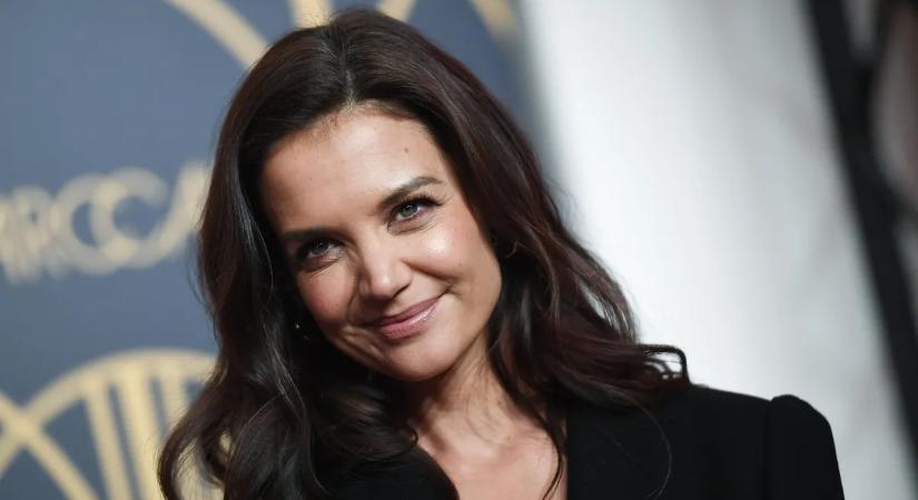 Katie Holmes jóképű pasiba szeretett bele: egy nála 9 évvel fiatalabb művésszel jár