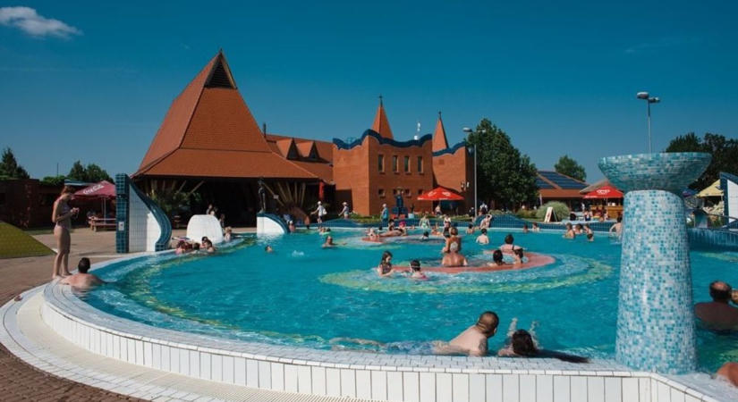 Csúcs volt ez a nyár a fürdőnek, most pedig félmilliárdos fejlesztés indulhat